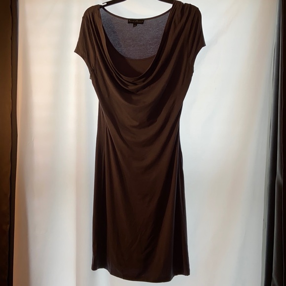 Flattering dress, hits just below knee - Picture 1 of 3